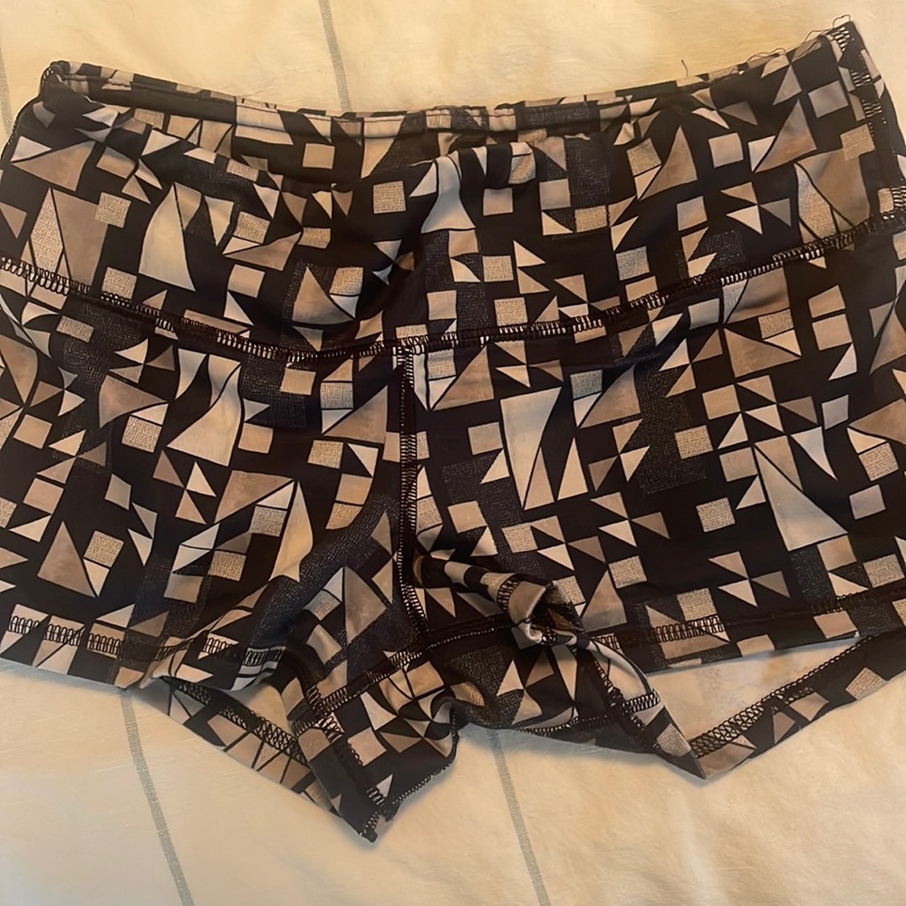 Fleo Geometric Pattern Shorts Size Small - image 1